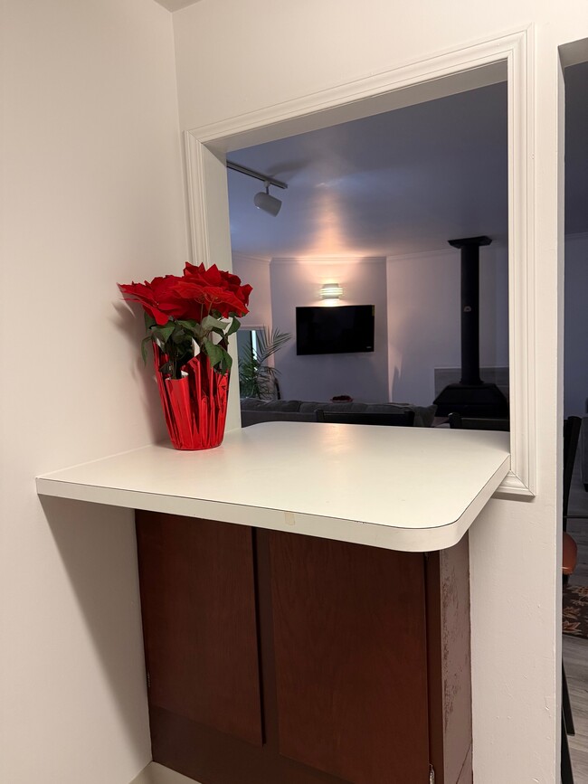 Working breakfast bar with functional base cabinet. - 1053 Danby Rd