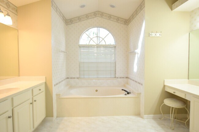 Building Photo - 5313 Lake Bluff Terrace