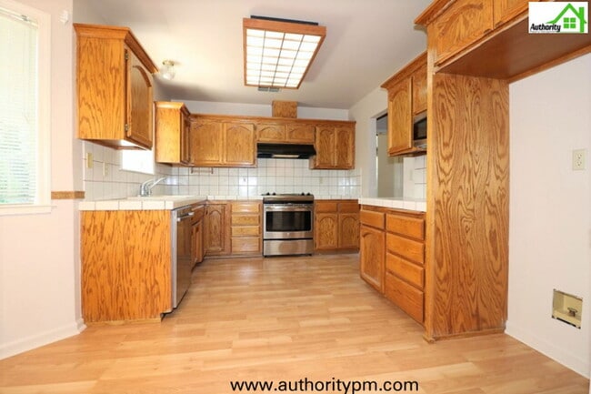 Building Photo - 428 Dominica Ct