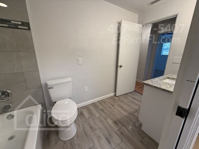 Building Photo - 6240 Bolling Dr