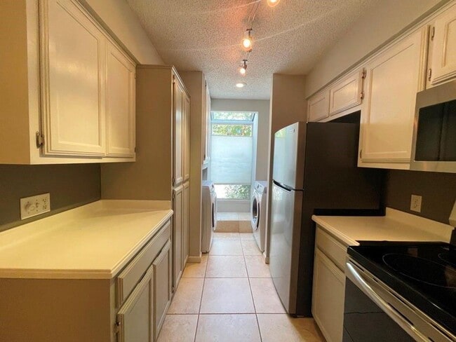 Building Photo - 2-bedroom 2 full bathroom condo in desirab...
