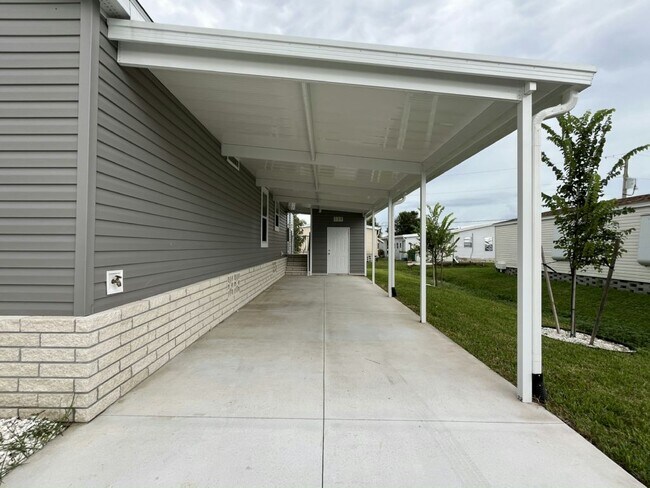 Building Photo - 17100 Tamiami Trl