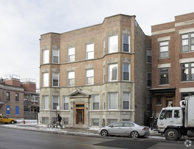 Building Photo - 920 W Addison St