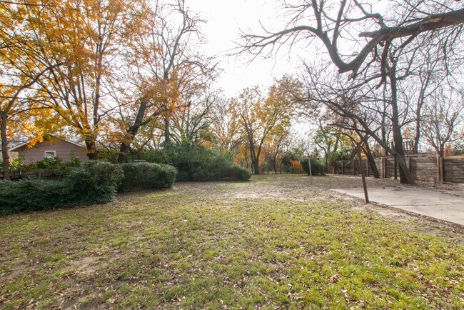 Building Photo - 809 Crescent St