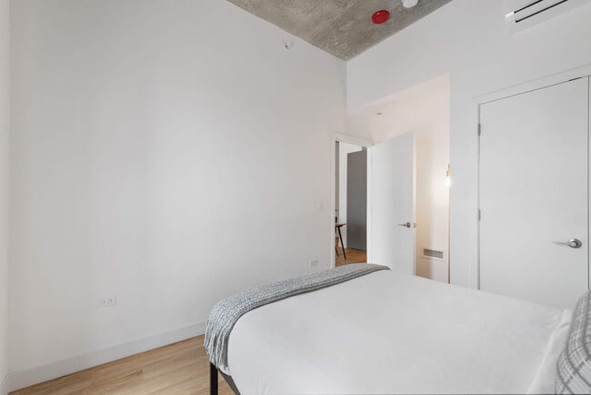 Building Photo - 853 W Blackhawk St