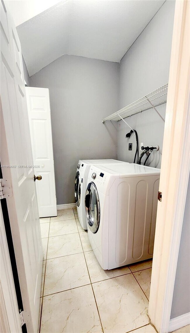 Building Photo - 741 SE 2nd St