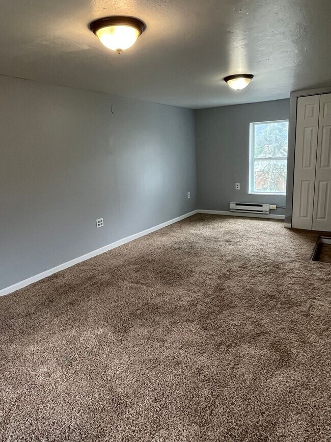 Building Photo - 3 bedroom available in the West Jefferson Hills School district!