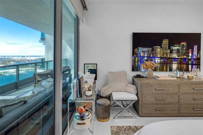 Building Photo - 900 Biscayne Blvd
