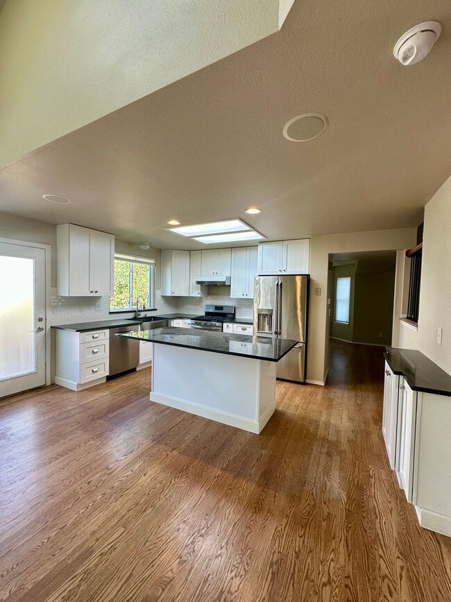 Building Photo - Beautifully Updated 5-Bedroom Home Near Ut...