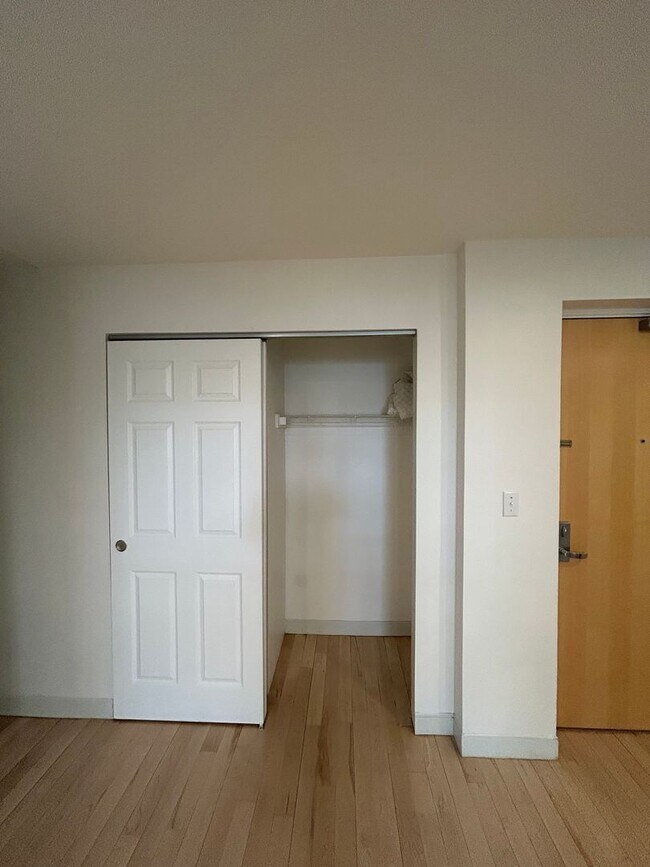 Building Photo - 10 Camelot Ct