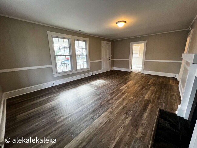 Building Photo - 1113 W Webb Ave