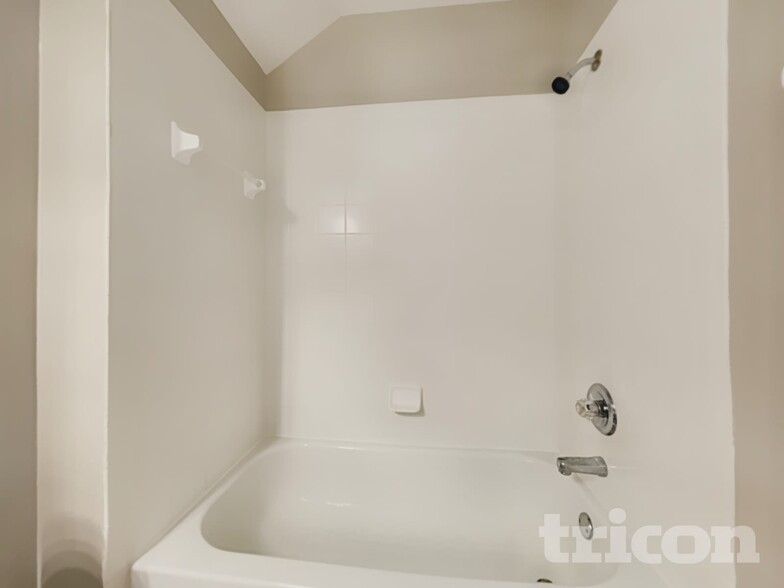 Building Photo - 10211 Summerview Cir