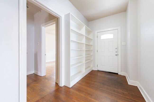 Building Photo - UT PRE-LEASE: 4 bed / 2 bath North Campus ...