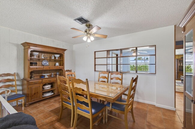 Building Photo - 704 Juniper Dr
