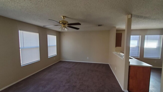 Building Photo - Move in ready Mesquite Home