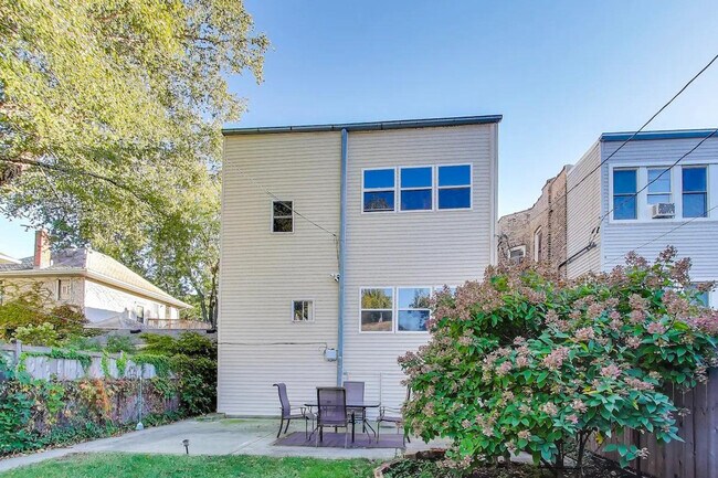 Building Photo - 1506 W Thome Ave