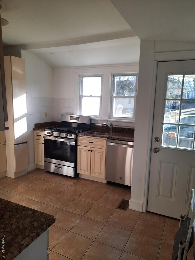 Building Photo - 23 Valley Ave