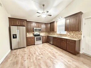 Building Photo - 140 Huisache St