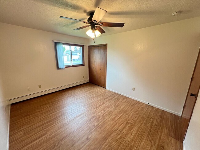 Building Photo - One level living w/ Attached Garage Available July!