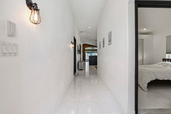 Building Photo - 5690 Green Island Dr