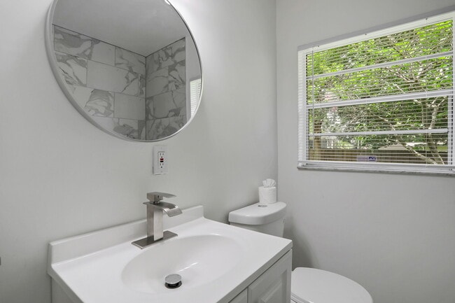 Building Photo - 3923 Tyndale Dr
