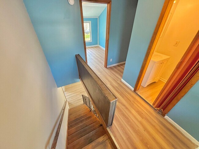 Building Photo - Spacious 5bd single family home | Off Street Parking | Updated kitchen