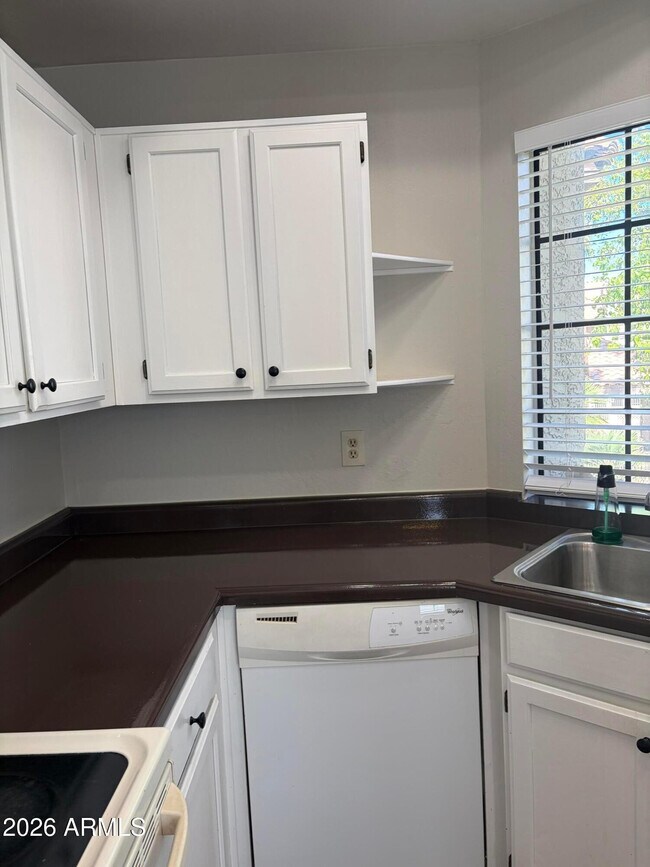 Building Photo - 930 N Mesa Dr