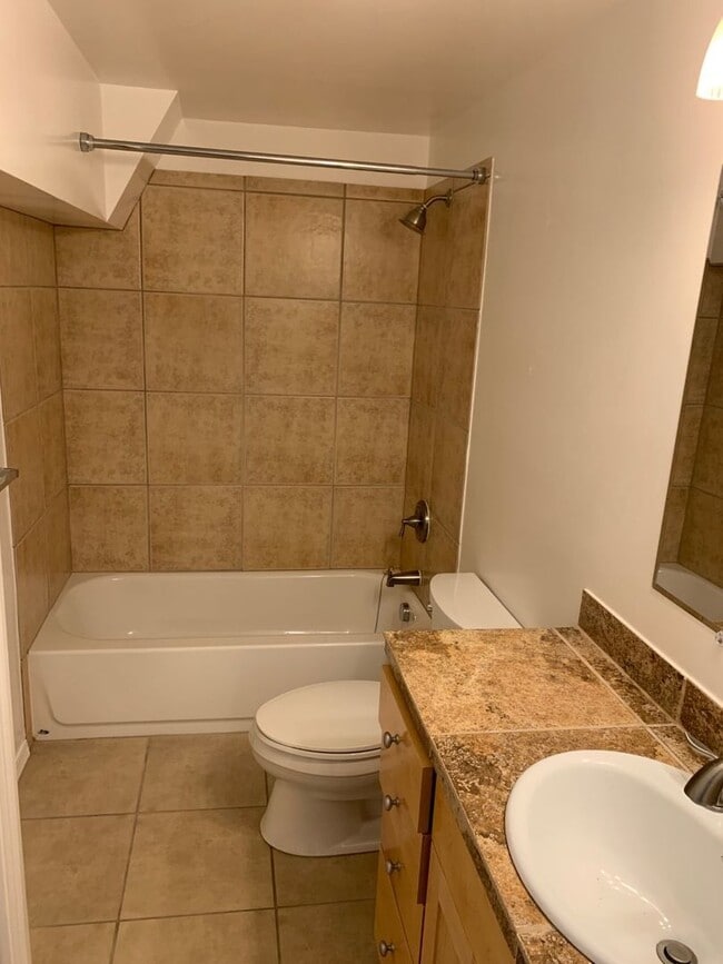 Building Photo - Beautiful and spacious 3 bed + office area...