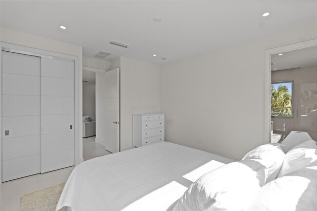 Building Photo - 221 Shore Ct