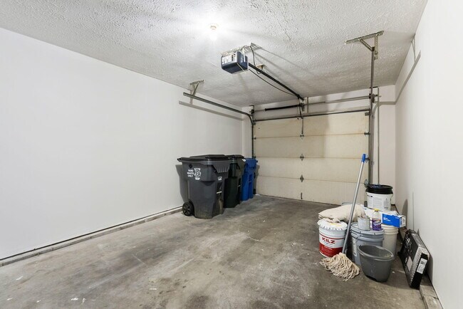 Building Photo - 2583 Woodhill Dr