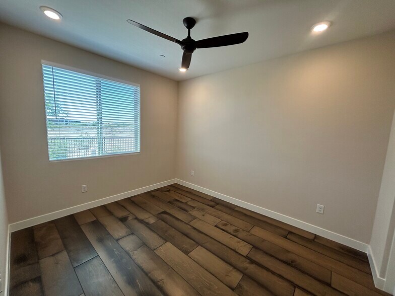 Building Photo - 2121 W Sonoran Desert Dr