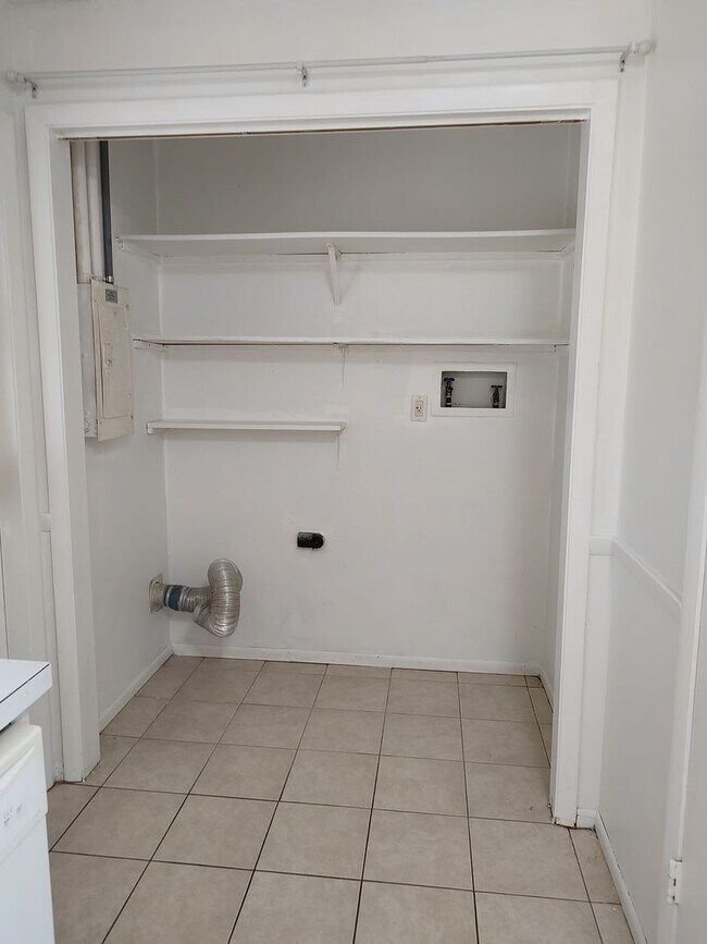 Building Photo - 2 Bedroom, 1 bath, freshly painted, new appliances