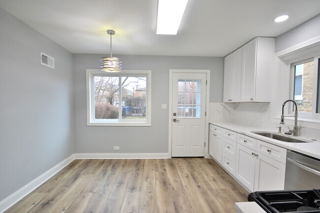 Building Photo - 6311 N Lawndale Ave