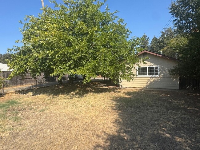 Building Photo - Small Single Family Home | 2 bed 1 bath | ...
