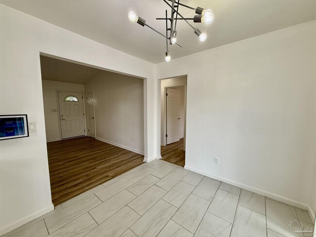 Building Photo - 1305 Heatherwood Cir