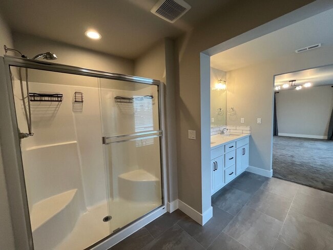 Building Photo - Beautiful and Newer 4 Bedroom 2.5 Bathroom Craftsman attached House close to the Columbia River! ...