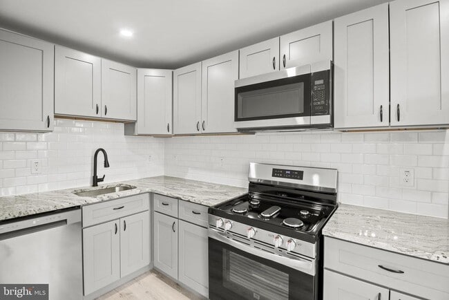 Building Photo - 2119 Delmar Dr