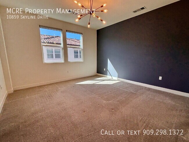 Building Photo - 10859 Skyline Dr