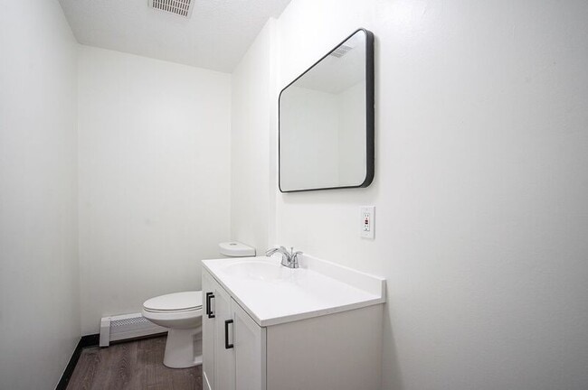 Building Photo - 878 St James Ave