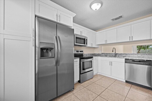 Building Photo - 144 Deerfield Ct