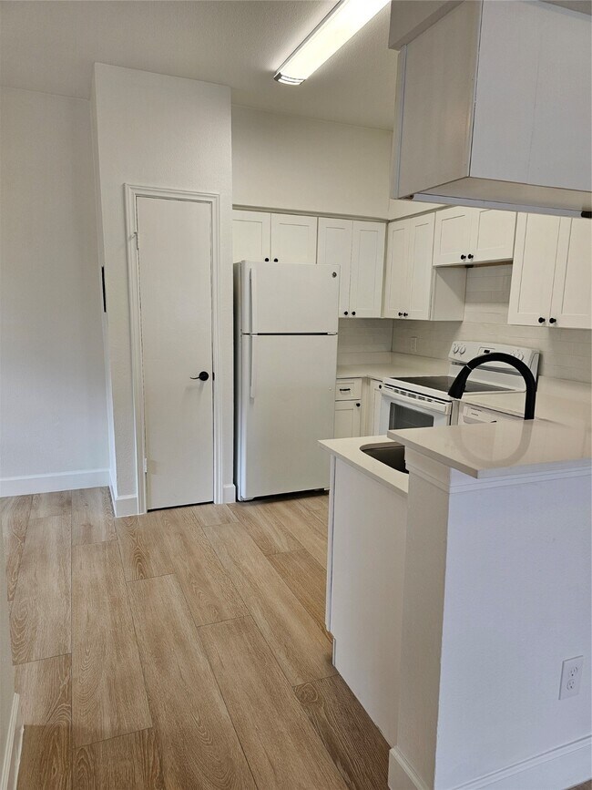 Building Photo - 2626 Holly Hall St