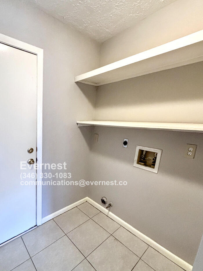 Building Photo - 21222 Park Mt Dr