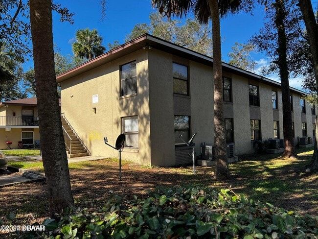 Building Photo - 304 Maple St