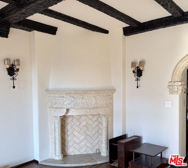 Building Photo - 1302 N Sweetzer Ave