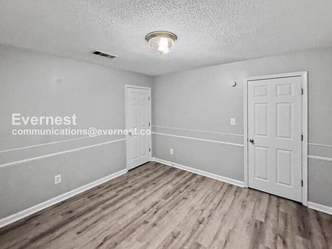 Building Photo - 3 Bed, 2 Bath Home with Garage / Pet-Friendly / Vouchers Accepted / Available Now!