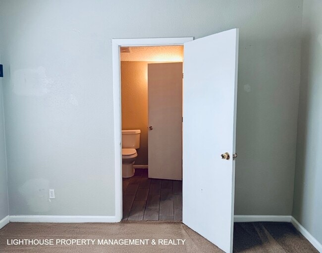 Building Photo - Spacious 3-Bed, 2-Bath with Covered Front Porch