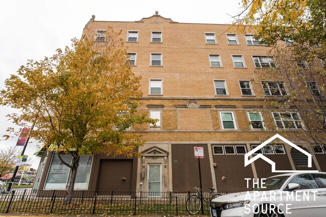 Building Photo - 1544 W Glenlake Ave