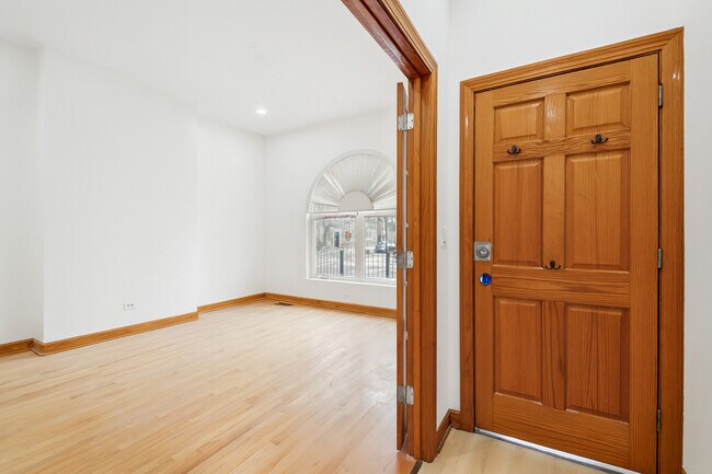 Building Photo - 2336 W Taylor St