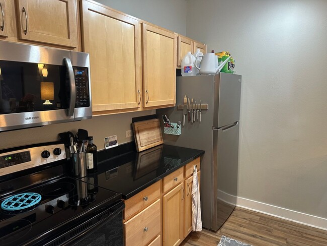 Building Photo - Executive 1 Bedroom Apartment right off 16...