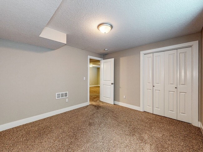 Building Photo - 411 Sunflower Dr